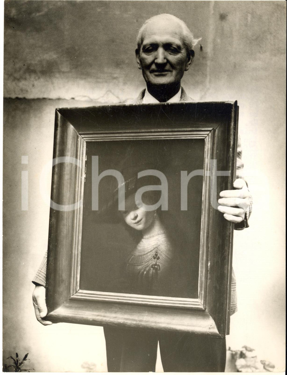 1957 LONDON Art restorer Reg WINDER holding a believed Rembrandt *Photo 15x20 cm Fotografia d'epoca con didascalia coeva.Stampata su carta sottile.CONDIZIONI: G (ma lievi piegature angolari)FORMATO: 15x20 cm     originale e autentica 1