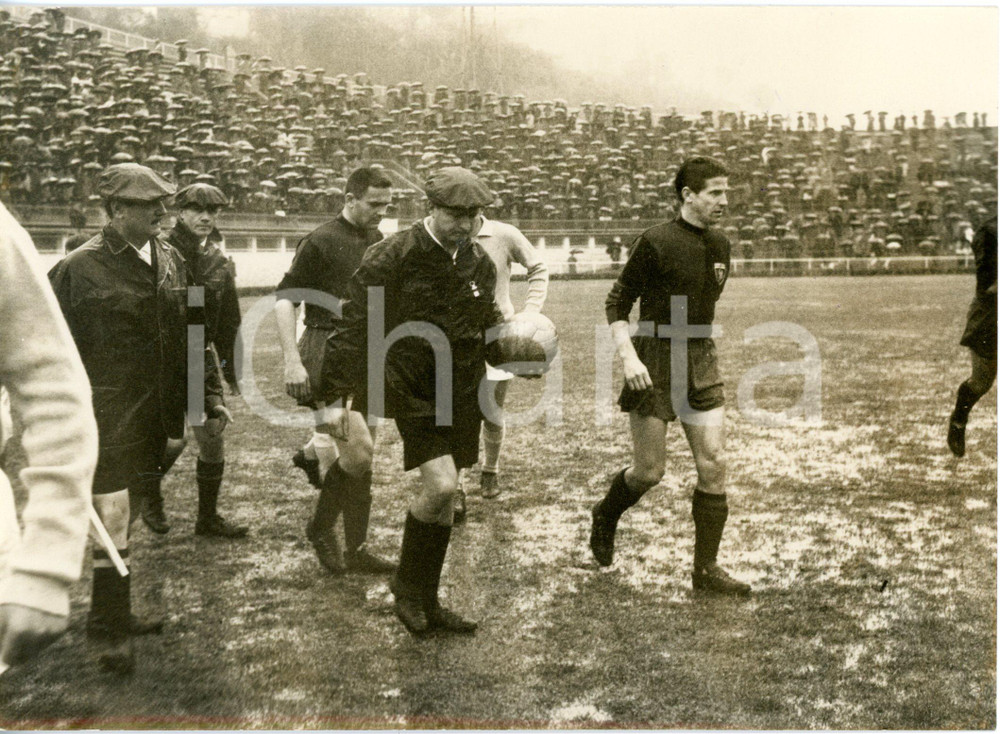 1960 ROMA - CALCIO LAZIO-GENOA Partita sospesa - Giocatori verso gli spogliatoi