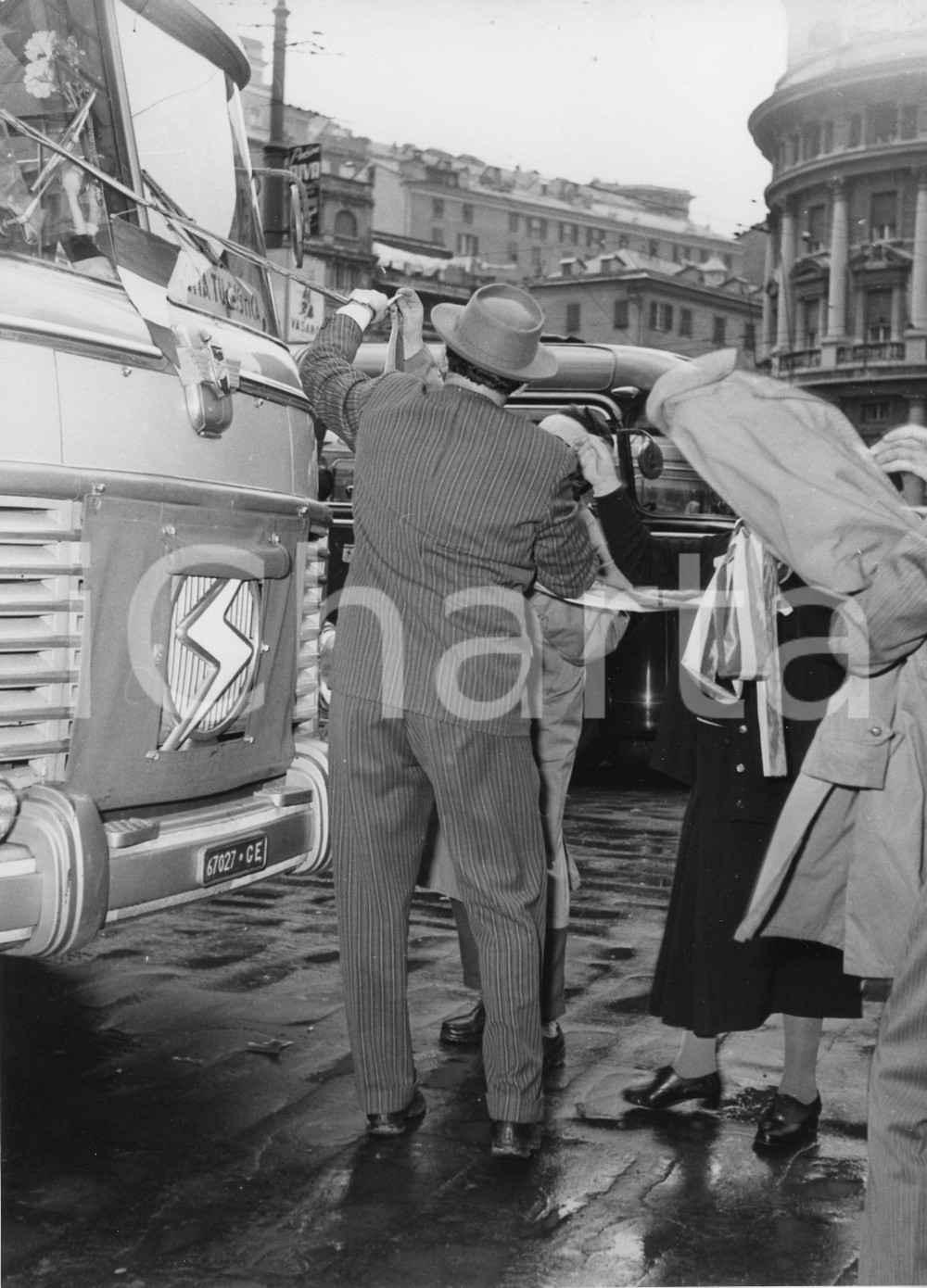 1955 GENOVA Partenza nobili invitati su pullman SATI Aero Express (3) Foto 1955Fotografia vintage rara d'epoca.Si tratta della partenza dei nobili invitati alle nozze di Maria Pia di Savoia a Cascais.Timbro archivio Publifoto Genova al verso.FORMATO: 18x24 cm CONDIZIONI: GICHARTA mette in vendita le stampe vintage della collezione Publifoto Genova, per la maggior parte inedita o in tiratura di pochi esemplari. Si tratta di un'ottima opportunit&agrave; di investimento per i collezionisti di fotografie d'epoca.      originale e autentica 1