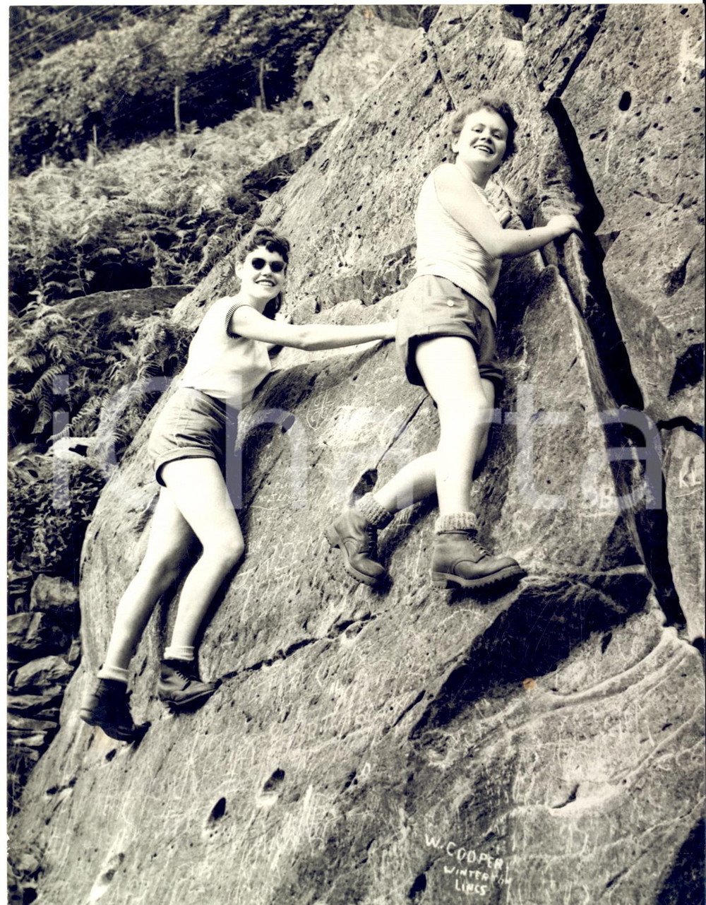1957 LANGDALE - LAKE DISTRICT - Holidaymakers in rock climbing *Photo 15x20 cm