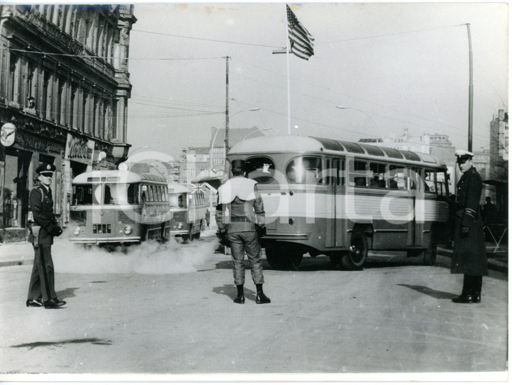 1963 BERLIN Checkpoint Charlie - Soldati americani bloccano autobus sovietici