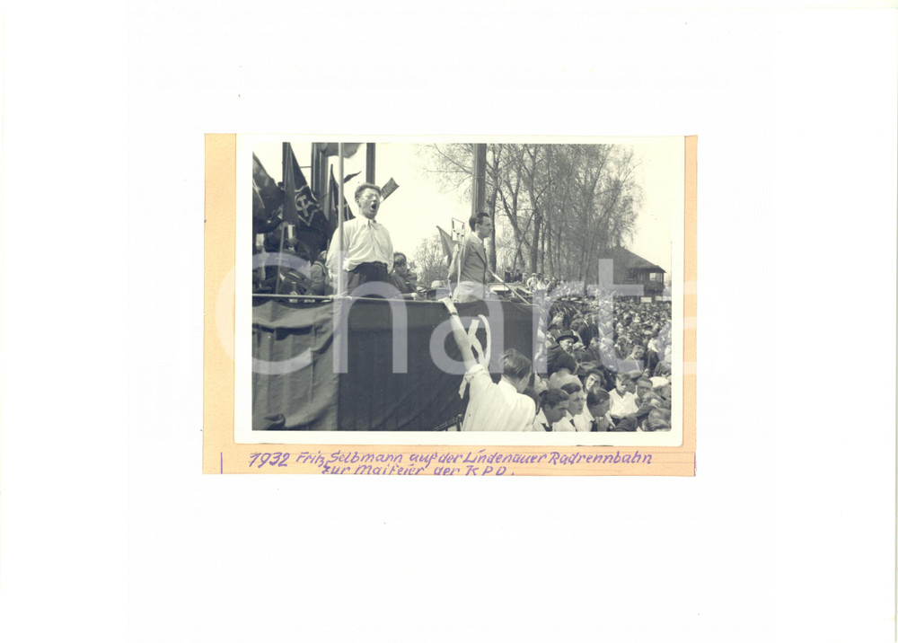 1932 GERMANY Fritz SELBMANN auf den Lindenauer Radrennbahn zur Maifeier der KPD  Fotografia originale d'epoca, con didascalia manoscritta, montata su passepartout.CONDIZIONI: GFORMATO: 30x20 cm (con passepartout); 18x13 cm (fotografia)    originale e autentica 1