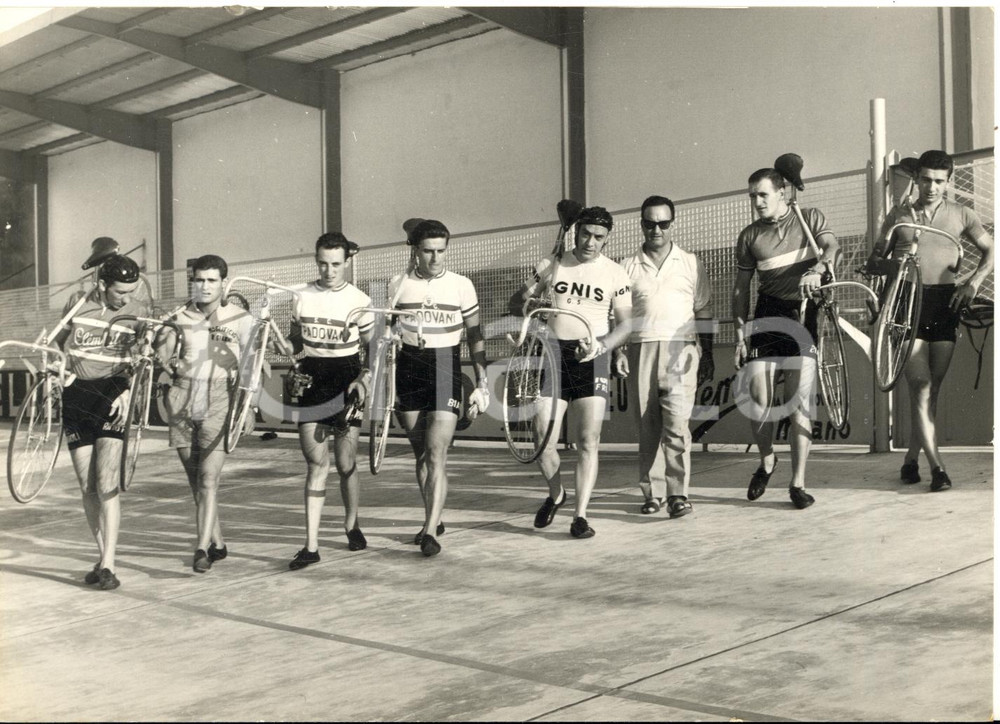 1955 ca CICLISMO PADOVA Pistard azzurrabili in raduno al velodromo - Foto 18x13