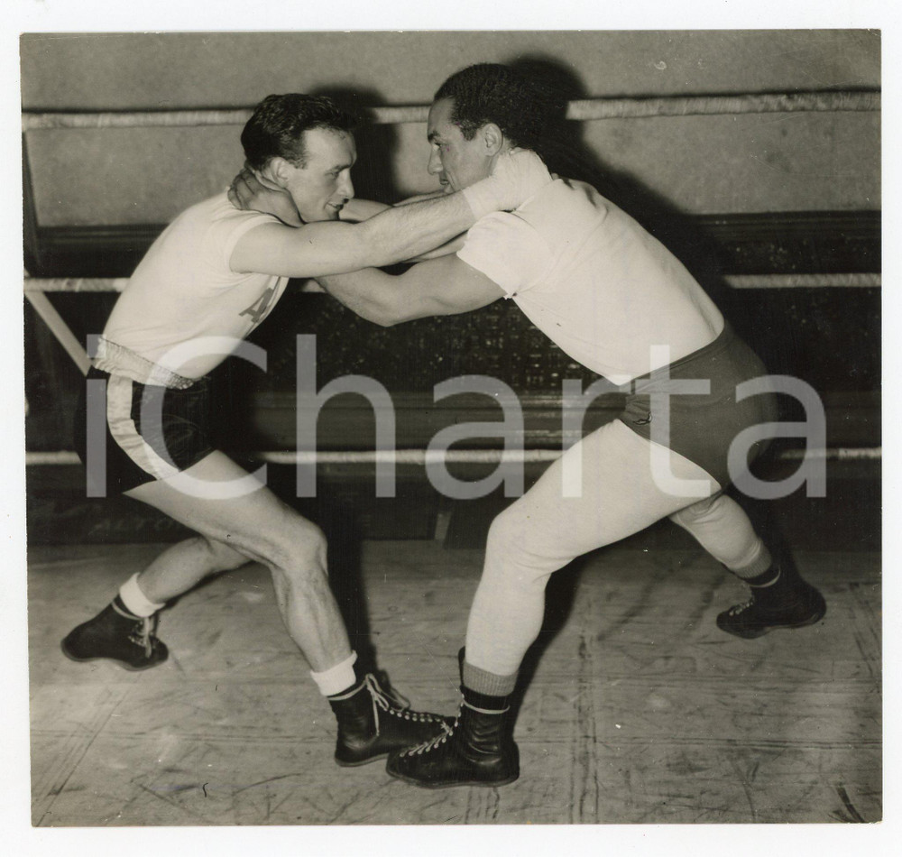 1955 LONDON - BOXE - Joe LUCY and Alex BUXTON during a training session *Photo