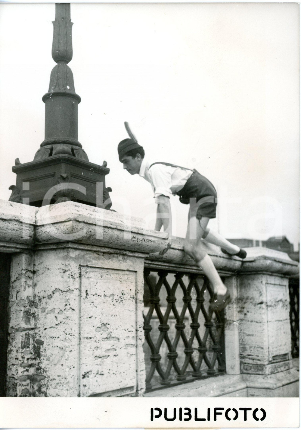 1955 ROMA Ponte Sant'Angelo - Heine BURATTI si prepara a tuffo nel Tevere *Foto