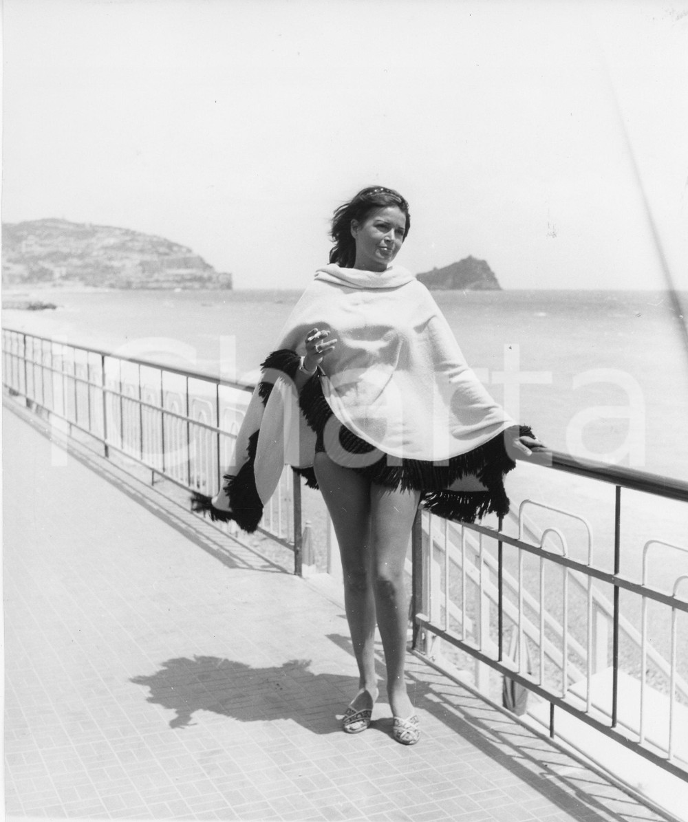 1961 SPOTORNO Attrice Eva BARTOK sul lungomare - Foto vintage 18x21 cm 1961Fotografia vintage rara d'epoca.Timbro archivio Publifoto Genova al verso.FORMATO: 18x21 cm CONDIZIONI: G (lievi difetti di stampa)ICHARTA mette in vendita le stampe vintage della collezione Publifoto Genova, per la maggior parte inedita o in tiratura di pochi esemplari. Si tratta di un'ottima opportunit&agrave; di investimento per i collezionisti di fotografie d'epoca.    originale e autentica 1