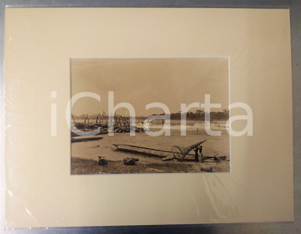 1950 ca AFRICA Coppia di pescatori con nassa - Foto Jacques DONCQ 40x30 cm  Fotografia originale d'epoca, incorniciata con passepartout in cartoncino pesante e fissata con adesivo al retro.Velina protettiva.FOTOGRAFO: Jacques DoncqCONDIZIONI: GFORMATO: 23x17 cm (fotografia); 40x30 cm (cartoncino)    originale e autentica 1