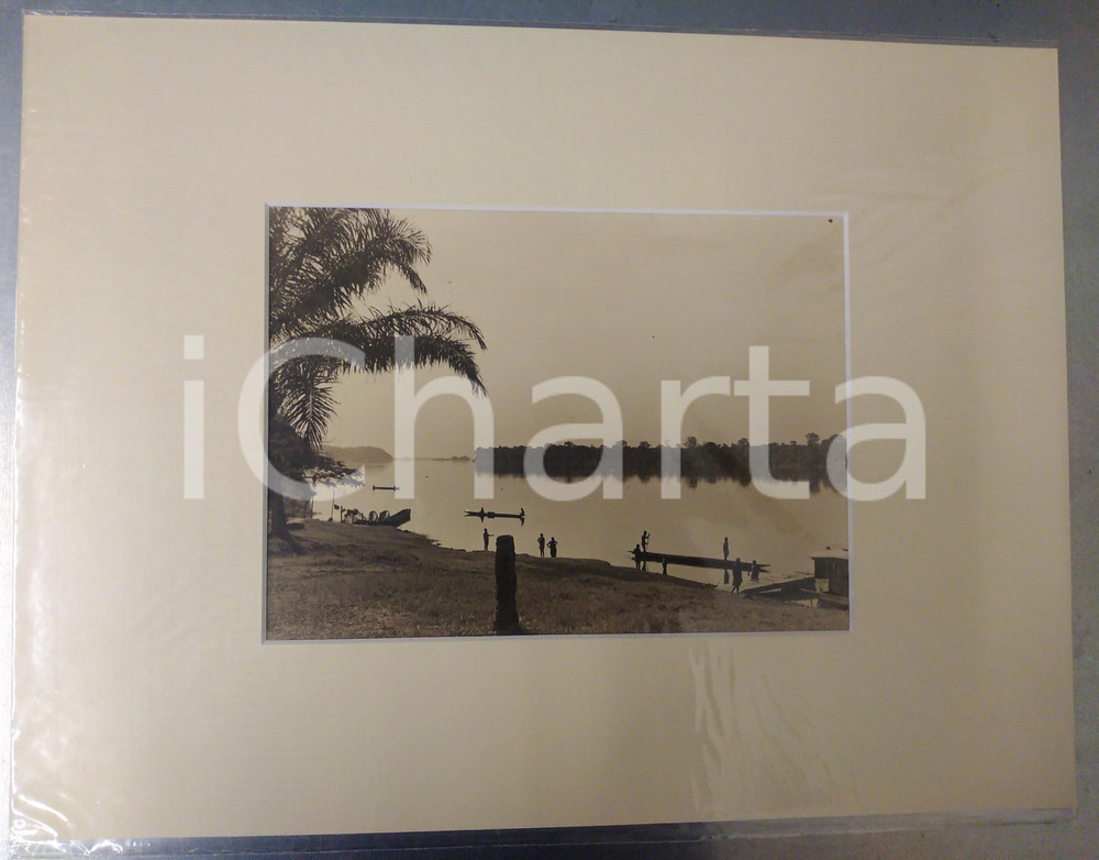 1950 ca AFRICA Pescatori in barca sul lago - Foto Jacques DONCQ 40x30 cm  Fotografia originale d'epoca, incorniciata con passepartout in cartoncino pesante e fissata con adesivo al retro.Velina protettiva.FOTOGRAFO: Jacques DoncqCONDIZIONI: G (minimi difetti di stampa)FORMATO: 23x17 cm (fotografia); 40x30 cm (cartoncino)    originale e autentica 1