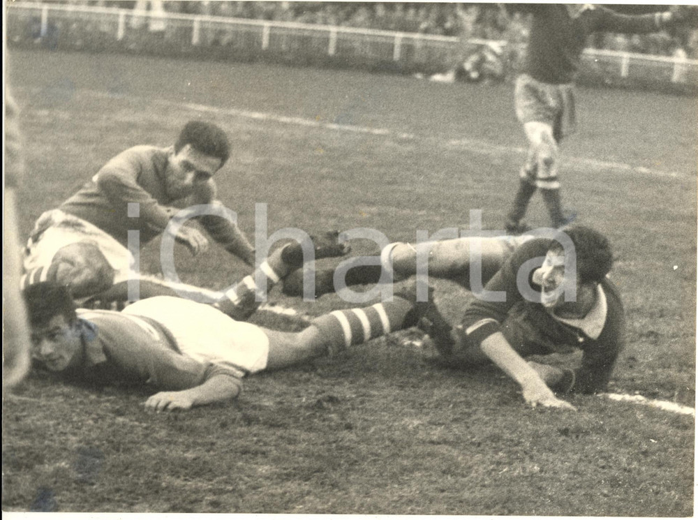 1959 ROMA CALCIO LAZIO-SAMPDORIA 3-1 Orlando ROZZONI segna il terzo goal *Foto Fotografia d'epoca con didascalia coeva.CONDIZIONI: FAIR (macchie centrali, sovraimpressione al margine inferiore, bassa qualit&agrave; di stampa, difetti di stampa) FORMATO: 24x18 cm    originale e autentica 1