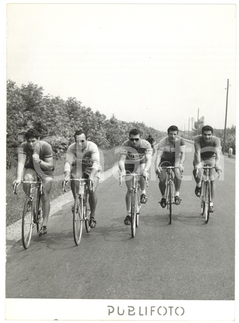 1954 DALMINE CICLISMO Allenamento pistard azzurri - Antonio MASPES Giuseppe OGNA Fotografia d'epoca, con didascalia coeva al verso, scattata in occasione degli allenamenti per i Mondiali.Nella fotografia, sono ritratti anche Loris Campana, Giovanni Pinarello e Celeste Oriani. CONDIZIONI: FAIR (sovraimpressioni circolare al centro, minimi difetti di stampa e minime mancanze di pellicola al margine sinistro)FORMATO: 13x18 cm    originale e autentica 1