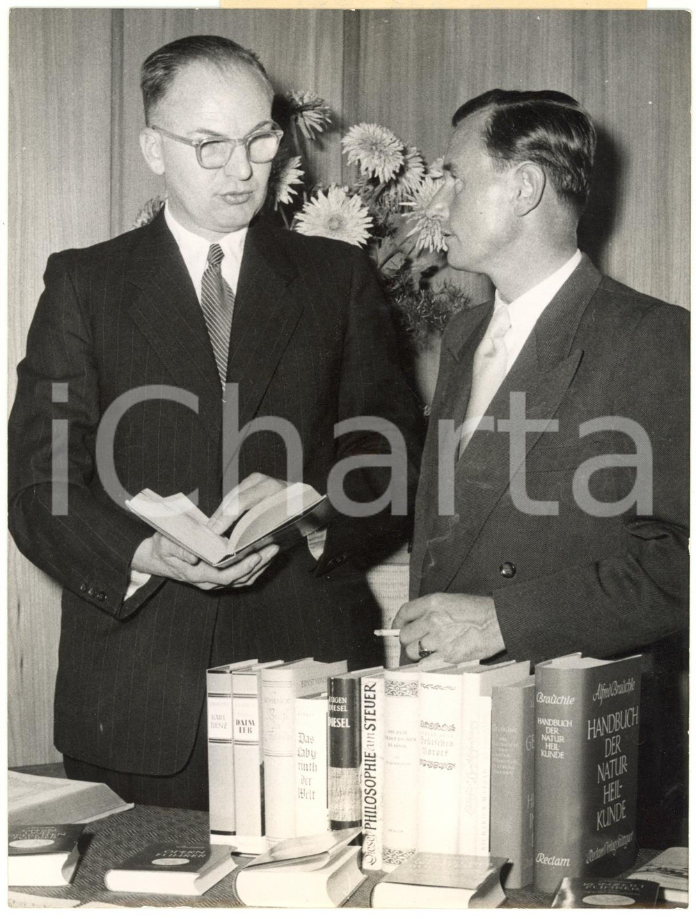 1953 STUTTGART Anniversary of RECLAM Publishing House - Heinrich and Rolf RECLAM Fotografia d'epoca, con didascalia coeva al verso.CONDIZIONI: FAIR (lieve piegatura e sovraimpressione al lato sinistro, minimi residui di polvere sulla pellicola)FORMATO: 15x20 cm    originale e autentica 1