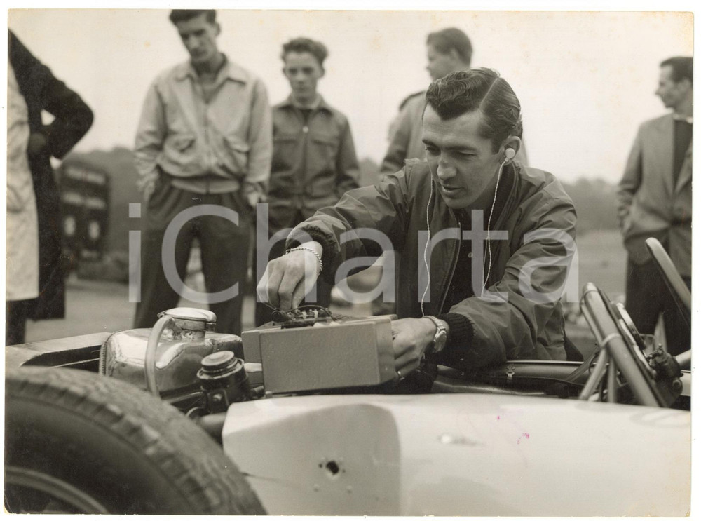 1958 BRANDS HATCH CIRCUIT - Stuart LEWIS-EVANS tuning radio installed on his car
