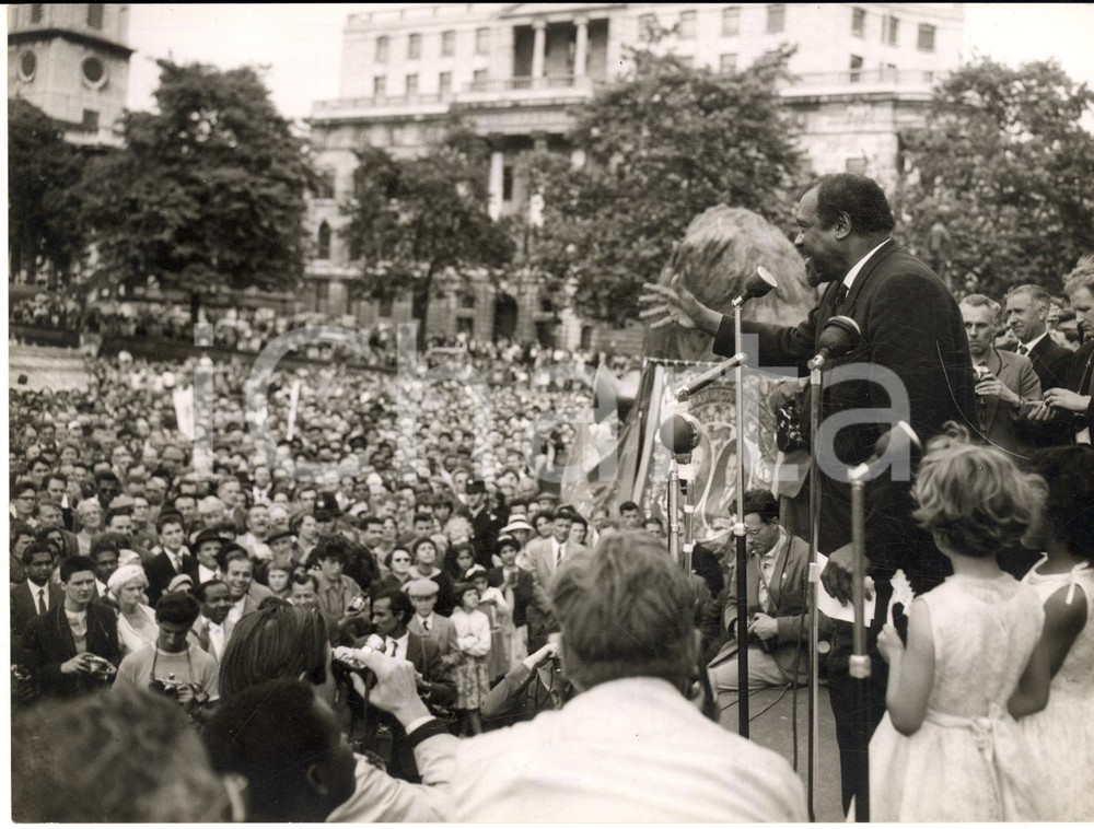 1959 LONDON Trafalgar Square - Paul ROBESON sings to "March for Life" crowds Fotografia d'epoca, con didascalia coeva al verso, stampata su carta sottile.  CONDIZIONI: G (ma lievi difetti di stampa)FORMATO: 20x15 cm    originale e autentica 1