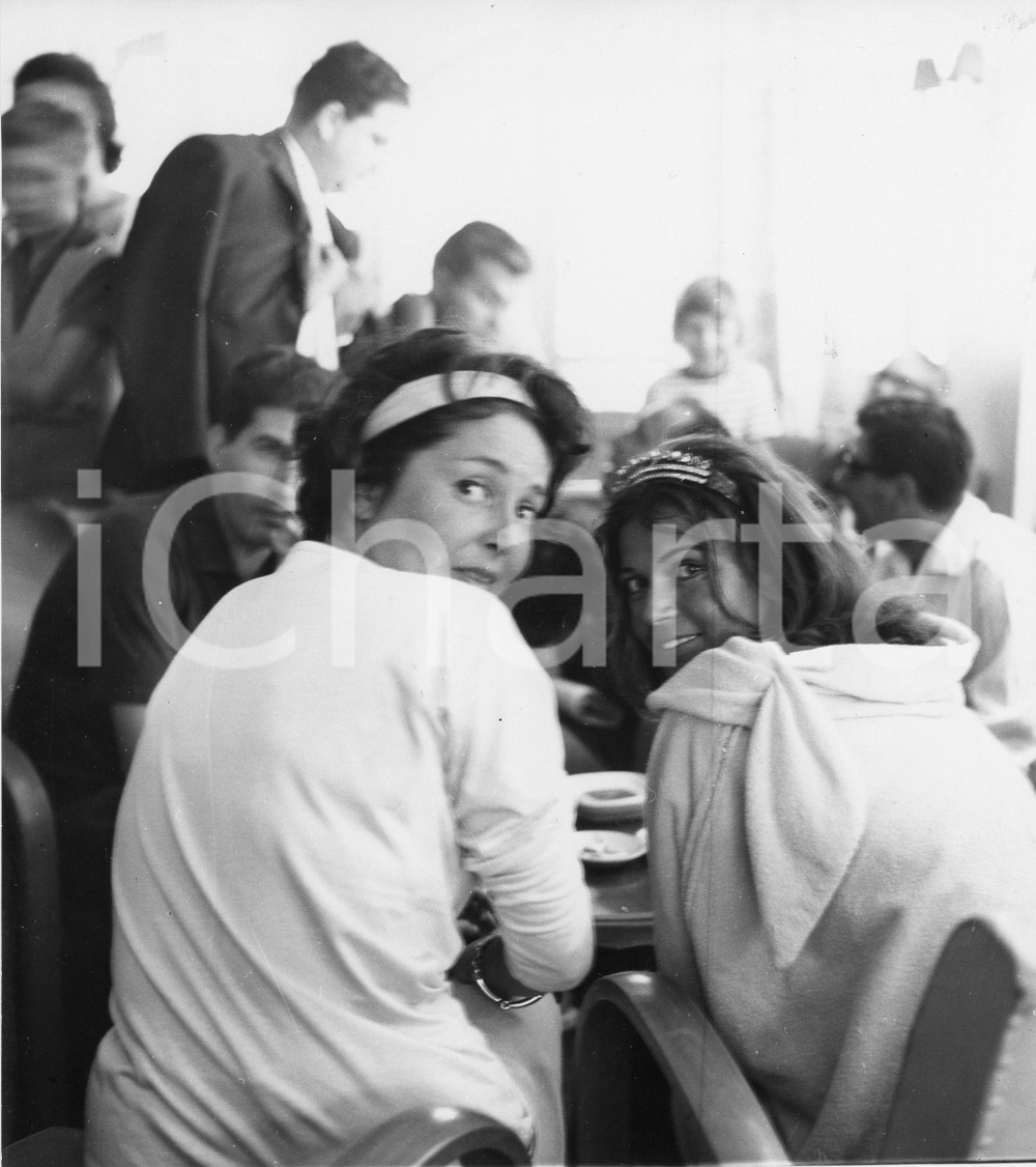 1961 SPOTORNO Attrici Eva BARTOK Lea PADOVANI al bar - Foto vintage 18x19 cm 1961Fotografia vintage rara d'epoca.Timbro archivio Publifoto Genova al verso.FORMATO: 18x19 cm CONDIZIONI: FAIR (difetti di stampa)ICHARTA mette in vendita le stampe vintage della collezione Publifoto Genova, per la maggior parte inedita o in tiratura di pochi esemplari. Si tratta di un'ottima opportunit&agrave; di investimento per i collezionisti di fotografie d'epoca.    originale e autentica 1