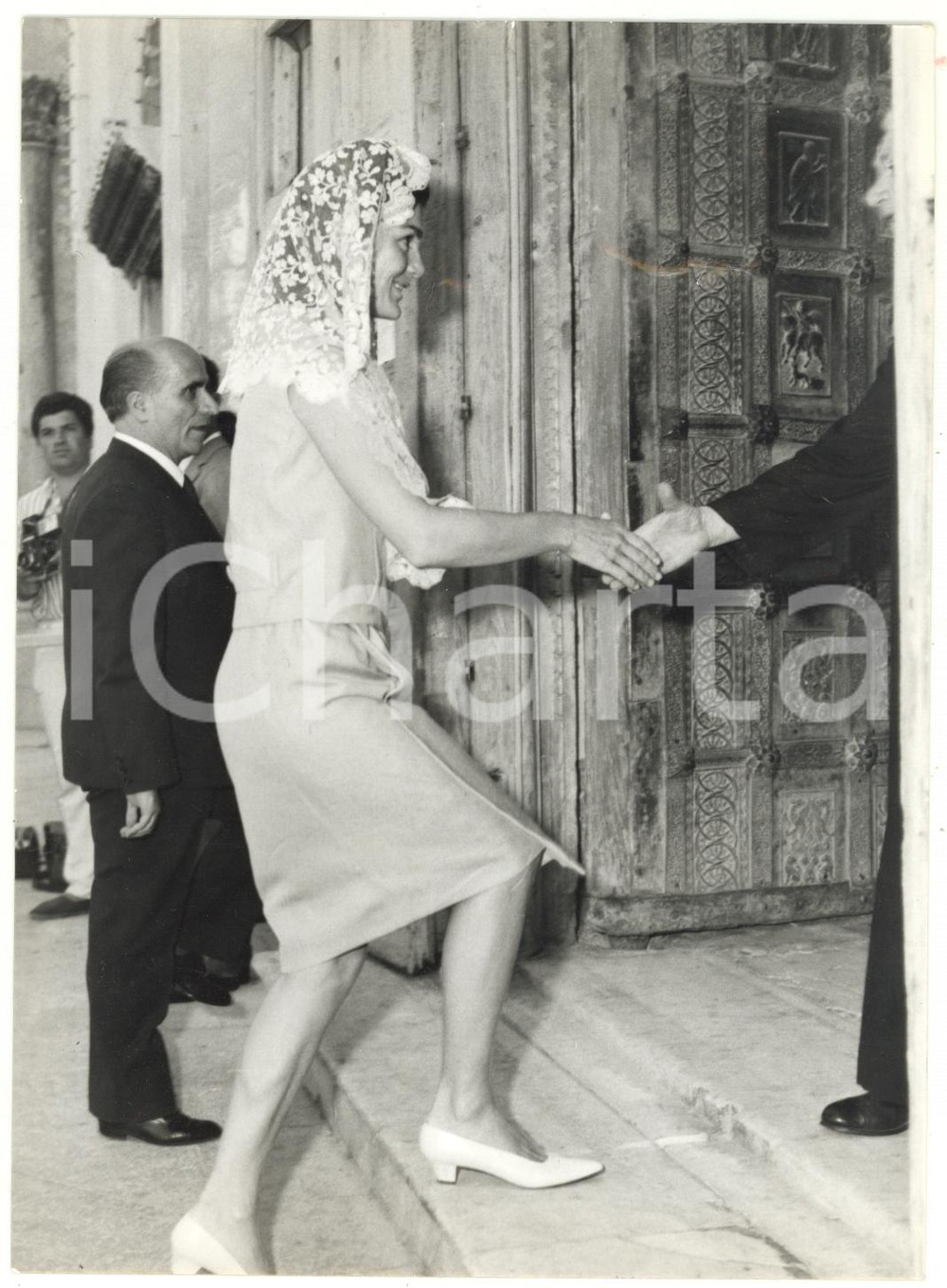 1962 RAVELLO - Jacqueline KENNEDY accolta all'ingresso del Duomo *Foto 13x18 cm
