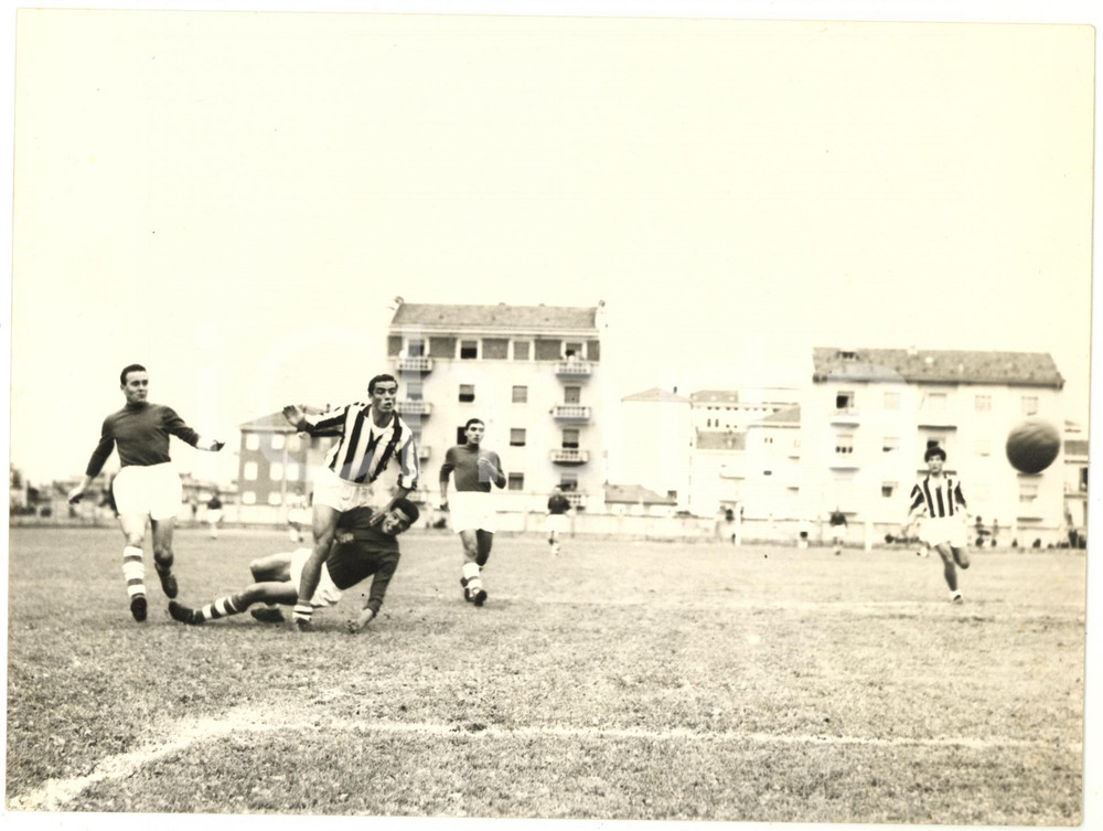1960 ca s. l.  CALCIO Allenamento JUVENTUS-CUNEO - Azione di Bruno NICOLÈ