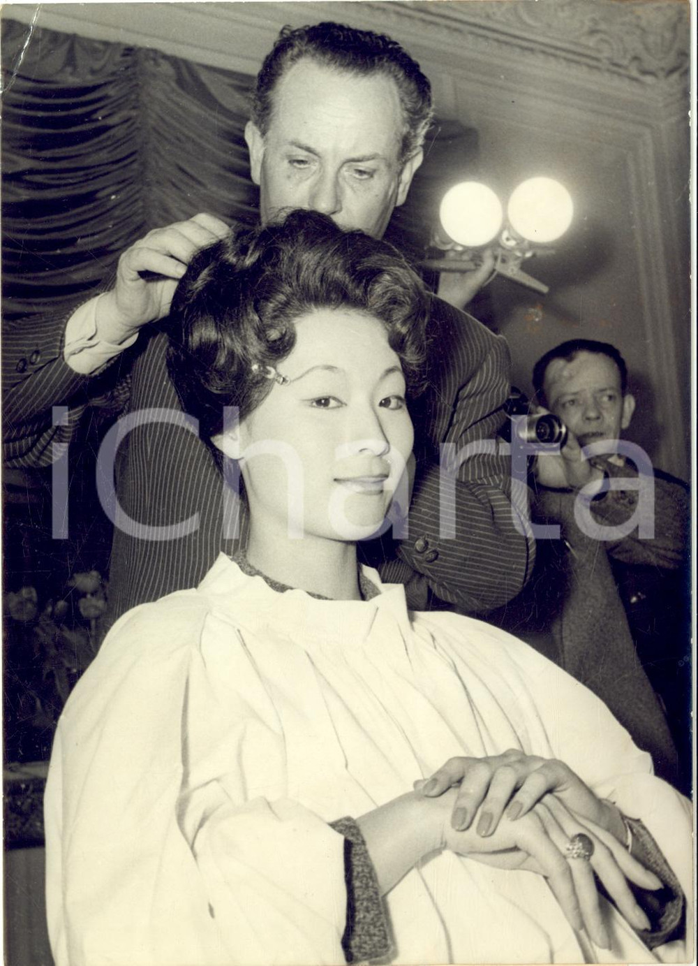 1960 PARIS Champs-Elysées - Miss Universo Akiko KOJIMA dal parrucchiere *Foto