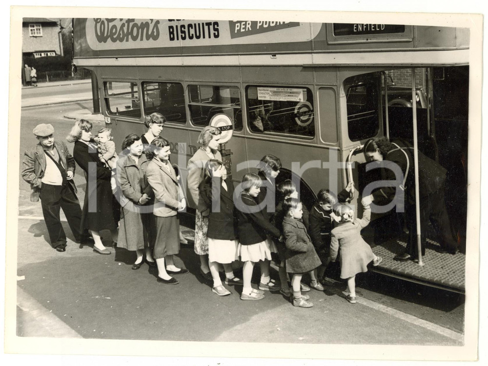 1954 ENFIELD (UK) Doris FULLER helping her big family to board her bus *Photo