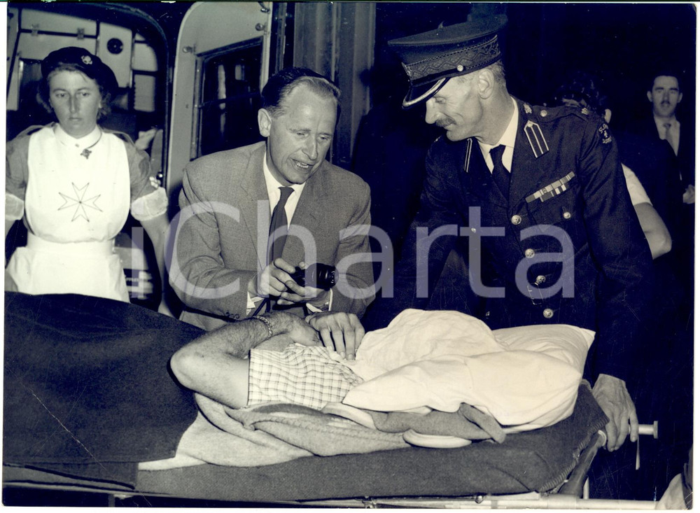 1960 LONDON Stirling MOSS admitted to St. Thomas Hospital with his face covered