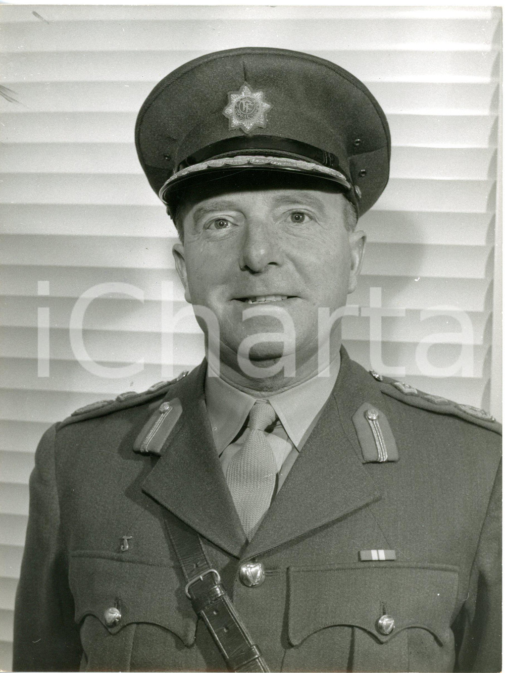 1961 IRELAND Portrait of Sean McKEOWN new chief of United Nation Forces in Congo  Fotografia d'epoca con didascalia dattiloscritta coeva, scattata prima della partenza del generale per il Congo.  CONDIZIONI: G (ma minimi difetti di stampa) FORMATO: 15x20 cm     originale e autentica 1