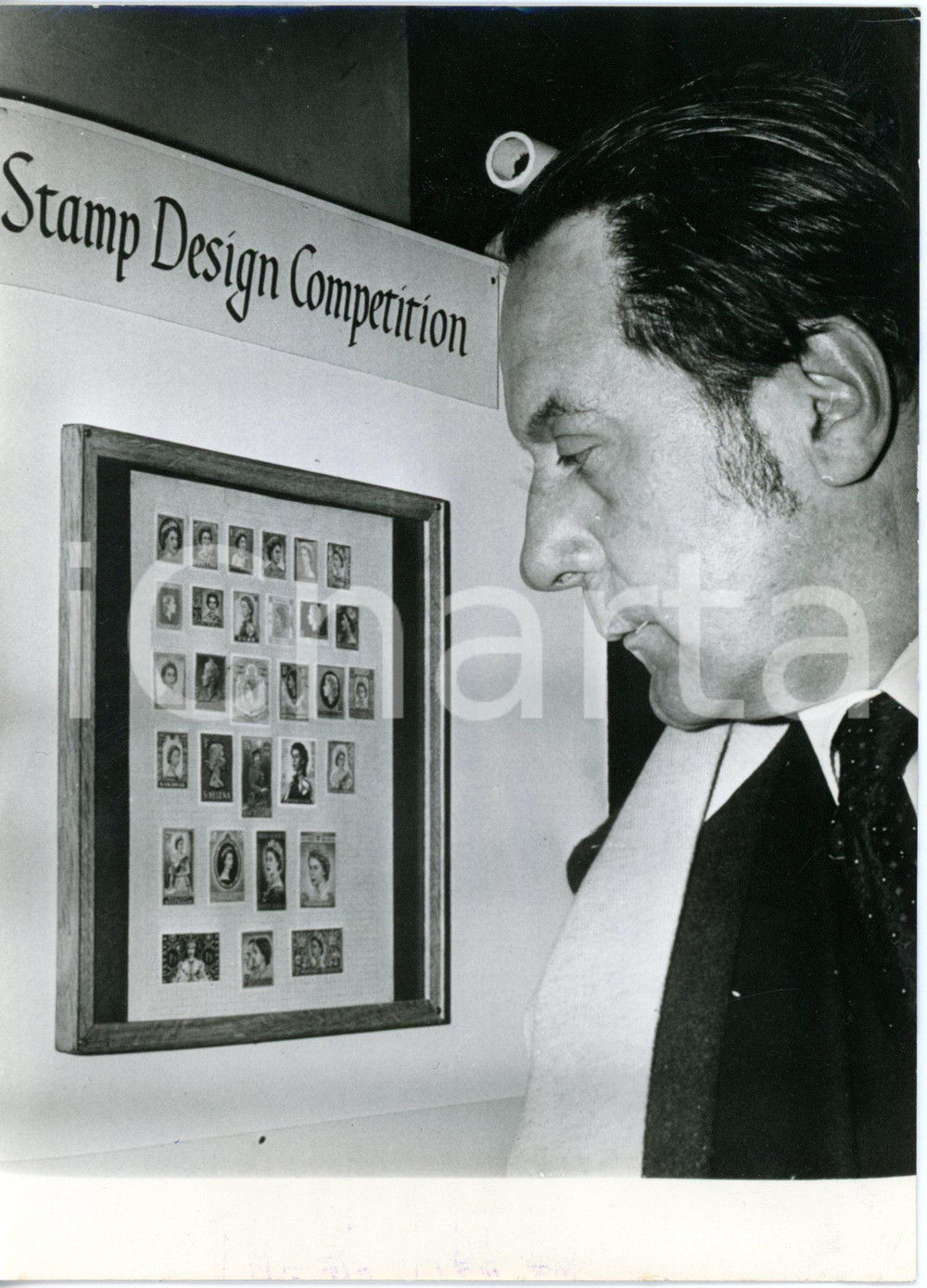 1963 LONDON CENTRAL HALL Pietro ANNIGONI inaugura la mostra filatelica *Foto  Fotografia d'epoca con didascalia dattiloscritta coeva. CONDIZIONI: POOR (lieve sovraimpressione del timbro al centro e residui di inchiostro al margine inferiore, lievi piegature al margine superiore e all'angolo inferiore destro, graffio all'angolo superiore destro, difetti di stampa) FORMATO: 13x18 cm     originale e autentica 1