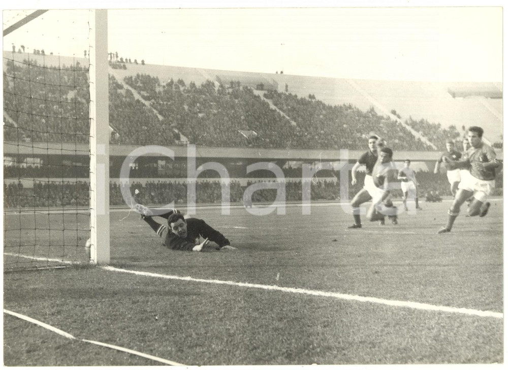 1960 NAPOLI CALCIO - ITALIA-SVIZZERA 3-0 - Goal di Miguel MONTUORI *Foto 18x13 Fotografia d'epoca, con didascalia coeva al verso.La partita di Coppa Internazionale era stata disputata allo Stadio San Paolo.CONDIZIONI: G (ma difetti di stampa)FORMATO: 18x13 cm    originale e autentica 1