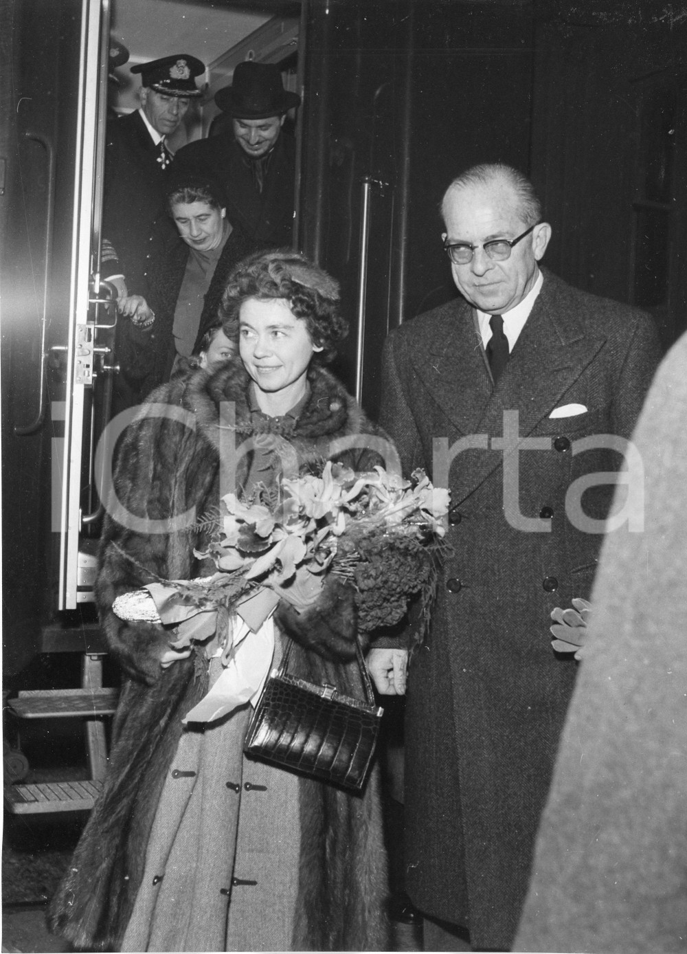 1955 GENOVA Stazione ferroviaria - Arrivo Reali di Grecia (2) Foto 18x24 cm 1955Fotografia vintage rara d'epoca, che ritrae l'arrivo da Milano dei sovrani di Grecia (Re Paolo e regina Federica di Hannover).Timbro archivio Publifoto Genova al verso.FORMATO: 18x24 cm CONDIZIONI: FAIR (piccoli difetti di stampa)ICHARTA mette in vendita le stampe vintage della collezione Publifoto Genova, per la maggior parte inedita o in tiratura di pochi esemplari. Si tratta di un'ottima opportunit&agrave; di investimento per i collezionisti di fotografie d'epoca.    originale e autentica 1