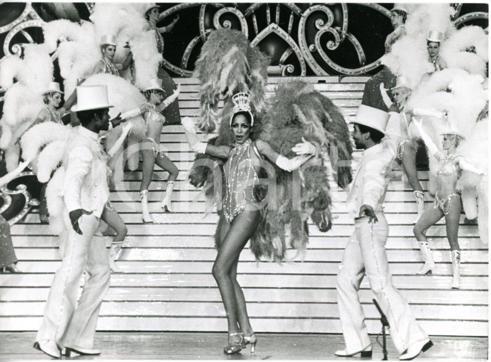1977 PARIS Folies Bergère - Landa GRITA durante lo spettacolo "Folie je t'adore"