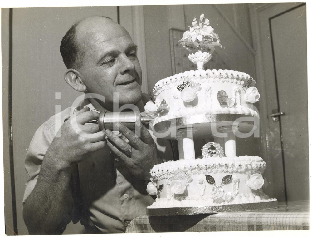 1960 RICHMOND / SHEFFIELD - Herbert MARFLEET icing a two-tiered wedding cake