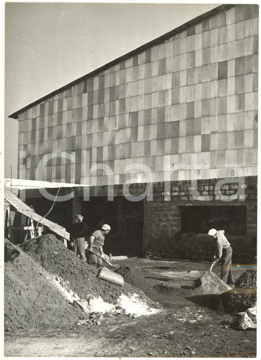 1957 ROMA - OLIMPIADI Operai al lavoro nel cantiere del Palazzo dei Campioni