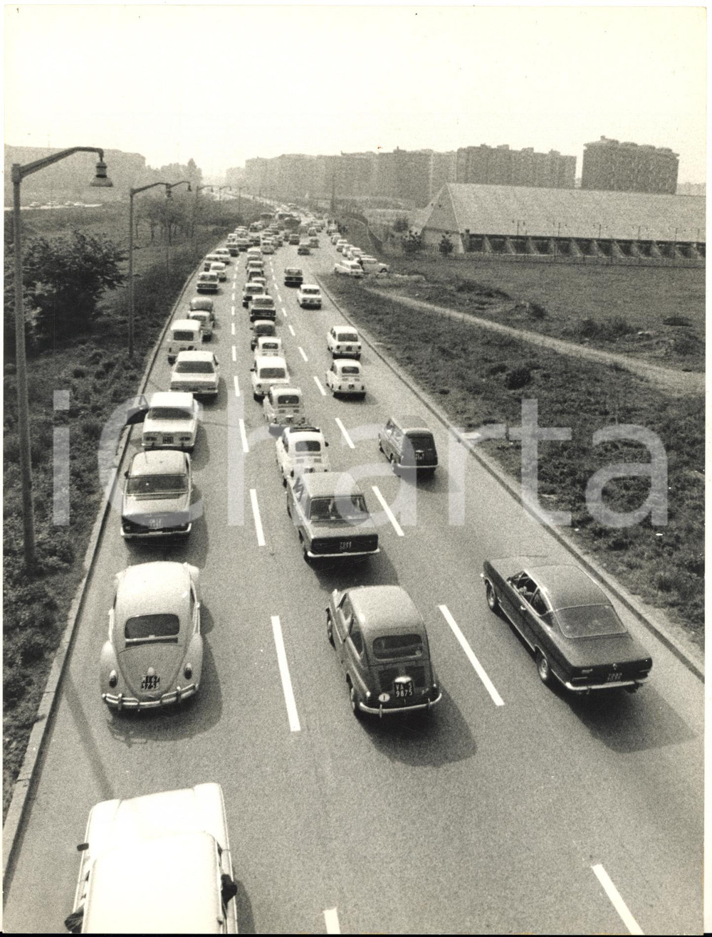 1968 MILANO Colonna di automezzi in direzione della Fiera *Foto 18x24 cm