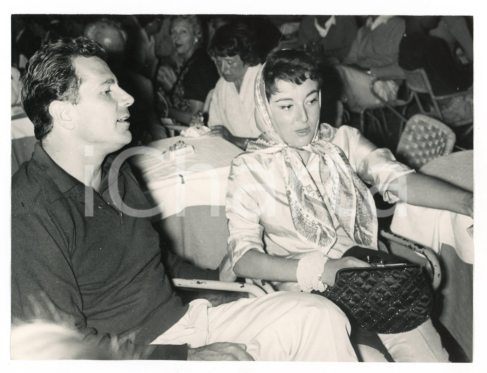 1958 PORTOFINO Gabriele FERZETTI Maria Grazia EMINENTE a una serata (2) Foto 2 Agosto 1958Fotografia vintage rara d'epoca, nella quale l'attore Gabriele Ferzetti &egrave; accompagnato dalla moglie Maria Grazia Eminente.Timbro archivio Publifoto Genova al verso.FORMATO: cm 24X18CONDIZIONI: G (lievi difetti di stampa)ICHARTA mette in vendita le stampe vintage della collezione Publifoto Genova, per la maggior parte inedita o in tiratura di pochi esemplari. Si tratta di un'ottima opportunit&agrave; di investimento per i collezionisti di fotografie d'epoca.      originale e autentica 1