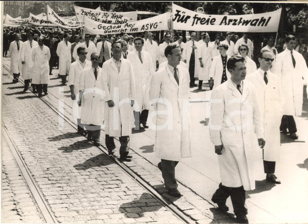 1955 VIENNA Protesta dei medici contro il nuovo regime di assicurazioni *Foto