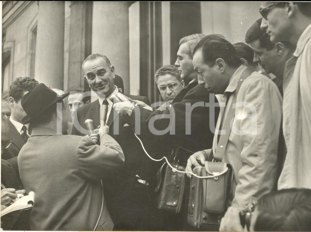 1960 PARIS ELYSEE Lyndon JOHNSON intervistato dopo l'incontro con De Gaulle