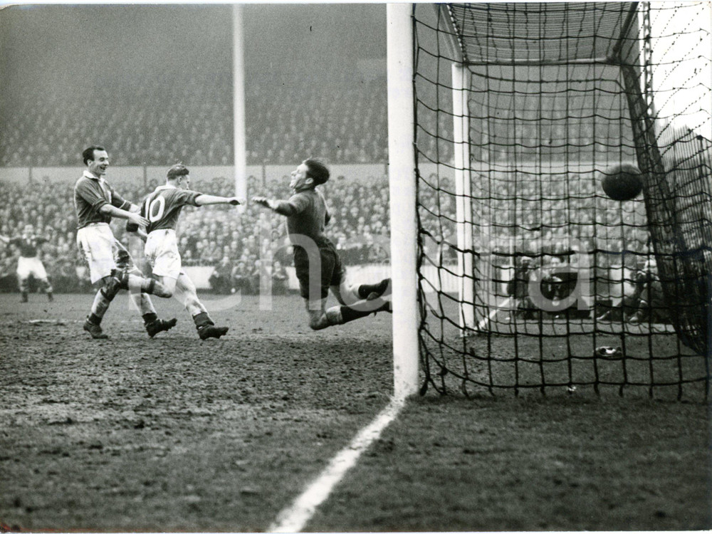 1953 LONDON FOOTBALL FA CUP - Tottenham-Birmingham City 2-2 - Ray FERRIS's goal  Fotografia d'epoca con didascalia dattiloscritta coeva, stampata su carta sottile, scattata presso lo stadio White Hart Lane di Londra.   CONDIZIONI: FAIR (sovraimpressione circolare al margine superiore, lieve piegatura al centro, difetti di stampa) FORMATO: 20x15 cm     originale e autentica 1