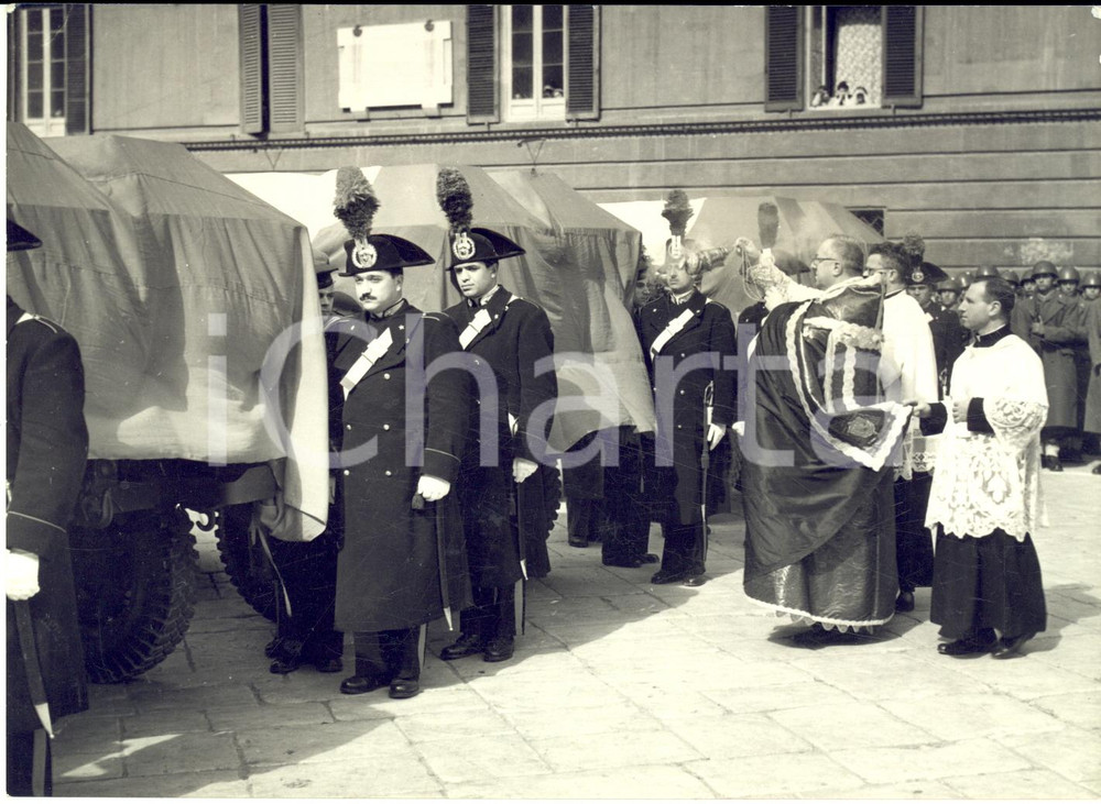 1953 BARI Rimpatrio salme dei militari italiani caduti in Grecia - Foto 18x13 Fotografia d'epoca con didascalia coeva al verso. CONDIZIONI: FAIR (sovraimpressione circolare e graffi superficiali) FORMATO:  18x13 cm     originale e autentica 1