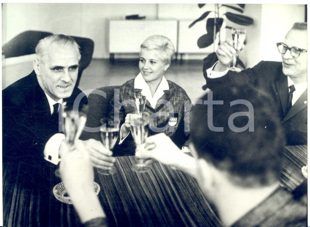 1964 BERLINO Brindisi tra Willi STOPH Ingrid KRAEMER Erich HONECKER *Foto