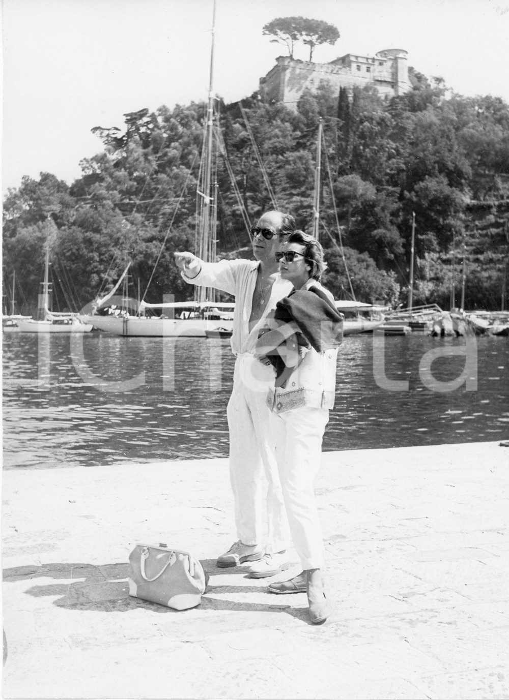 1958 PORTOFINO Rex HARRISON e Kay KENDALL in vacanza (2) Foto vintage 18x24 1958Fotografia vintage rara d'epoca.Timbro archivio Publifoto Genova al verso.FORMATO: 18x19 cm CONDIZIONI: G (lievi difetti di stampa)ICHARTA mette in vendita le stampe vintage della collezione Publifoto Genova, per la maggior parte inedita o in tiratura di pochi esemplari. Si tratta di un'ottima opportunit&agrave; di investimento per i collezionisti di fotografie d'epoca.    originale e autentica 1