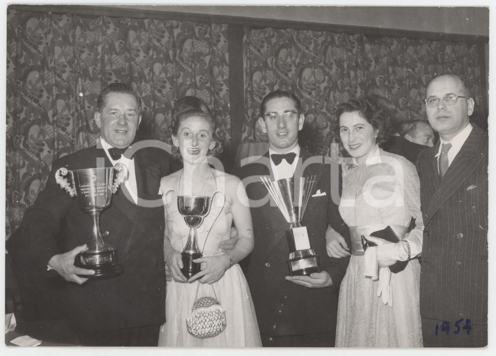 Fotografia d epoca originale 1954 BOLZANO Campionati europei di pattinaggio  Premiazione  Foto 1