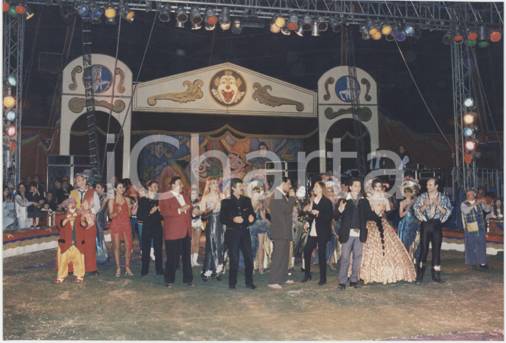Fotografia d epoca originale 1996 COSTUME  CIRCO ORFEI Rosario FIORELLO Nando e Ambra ORFEI Foto 19x13 4 1