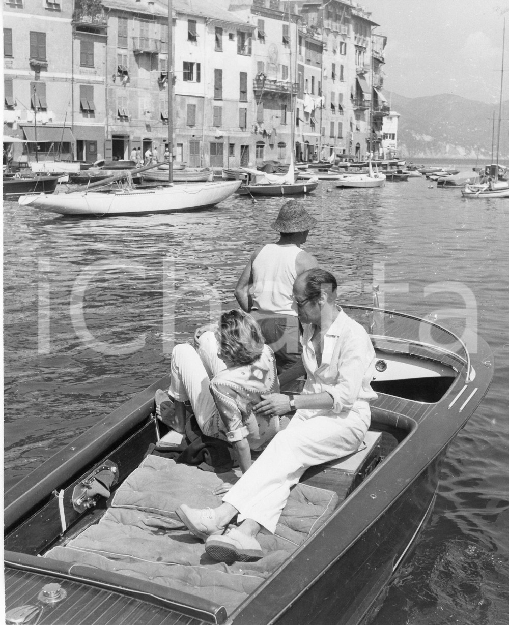 1958 PORTOFINO Rex HARRISON e Kay KENDALL in barca (2) Foto vintage 22x24 1958Fotografia vintage rara d'epoca.Timbro archivio Publifoto Genova al verso.FORMATO: 22x24 cm CONDIZIONI: FAIR (difetti di stampa)ICHARTA mette in vendita le stampe vintage della collezione Publifoto Genova, per la maggior parte inedita o in tiratura di pochi esemplari. Si tratta di un'ottima opportunit&agrave; di investimento per i collezionisti di fotografie d'epoca.    originale e autentica 1