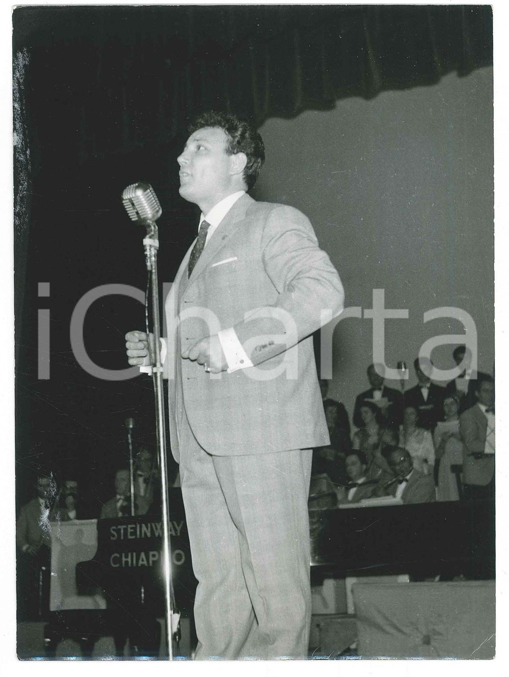 Fotografia d epoca originale 1965 ca ITALIA  MUSICA Claudio VILLA durante un concerto  Foto 13x18 cm 1