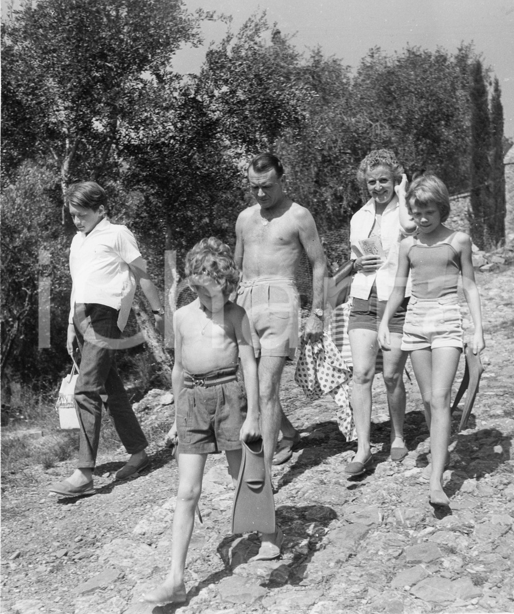 1958 PORTOFINO John MILLS in vacanza con Mary Hayley BELL e figli (1) Foto 18x21 1958Fotografia vintage rara d'epoca.Timbro archivio Publifoto Genova al verso.FORMATO: 18x21 cm CONDIZIONI: FAIR (increspature al lato superiore e piccoli difetti di stampa)ICHARTA mette in vendita le stampe vintage della collezione Publifoto Genova, per la maggior parte inedita o in tiratura di pochi esemplari. Si tratta di un'ottima opportunit&agrave; di investimento per i collezionisti di fotografie d'epoca.    originale e autentica 1