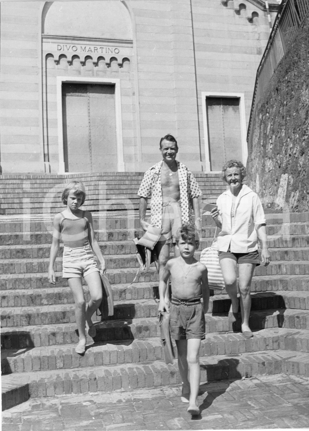 1958 PORTOFINO John MILLS in vacanza con Mary Hayley BELL e figli (2) Foto 18x24 1958Fotografia vintage rara d'epoca.Timbro archivio Publifoto Genova al verso.FORMATO: 18x24 cm CONDIZIONI: GICHARTA mette in vendita le stampe vintage della collezione Publifoto Genova, per la maggior parte inedita o in tiratura di pochi esemplari. Si tratta di un'ottima opportunit&agrave; di investimento per i collezionisti di fotografie d'epoca.    originale e autentica 1