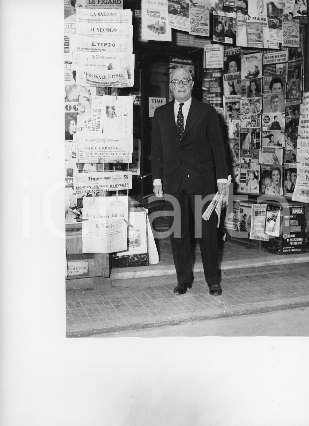 1955 RAPALLO Thornton WILDER commediografo americano (3) Foto 18x24 cm 1955Fotografia vintage rara d'epoca.Timbro archivio Publifoto Genova al verso.FORMATO: 18x24 cm CONDIZIONI: FAIR (difetti di stampa)ICHARTA mette in vendita le stampe vintage della collezione Publifoto Genova, per la maggior parte inedita o in tiratura di pochi esemplari. Si tratta di un'ottima opportunit&agrave; di investimento per i collezionisti di fotografie d'epoca.    originale e autentica 1