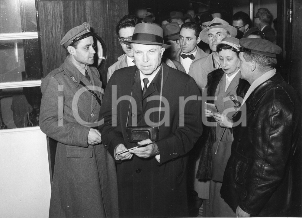 1955 GENOVA Arrivo di King VIDOR regista americano - Foto vintage 24x18 cm 1955Fotografia vintage rara d'epoca.Timbro archivio Publifoto Genova al verso.FORMATO: 24x18 cm CONDIZIONI: FAIR (difetti di stampa)ICHARTA mette in vendita le stampe vintage della collezione Publifoto Genova, per la maggior parte inedita o in tiratura di pochi esemplari. Si tratta di un'ottima opportunit&agrave; di investimento per i collezionisti di fotografie d'epoca.    originale e autentica 1