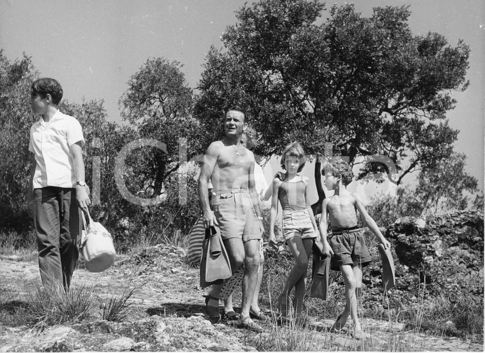 1958 PORTOFINO John MILLS in vacanza con Mary Hayley BELL e figli (4) Foto 24x18 1958Fotografia vintage rara d'epoca.Timbro archivio Publifoto Genova al verso.FORMATO: 24x18 cm CONDIZIONI: FAIR (minime increspature al lato destro e piccoli difetti di stampa)ICHARTA mette in vendita le stampe vintage della collezione Publifoto Genova, per la maggior parte inedita o in tiratura di pochi esemplari. Si tratta di un'ottima opportunit&agrave; di investimento per i collezionisti di fotografie d'epoca.    originale e autentica 1