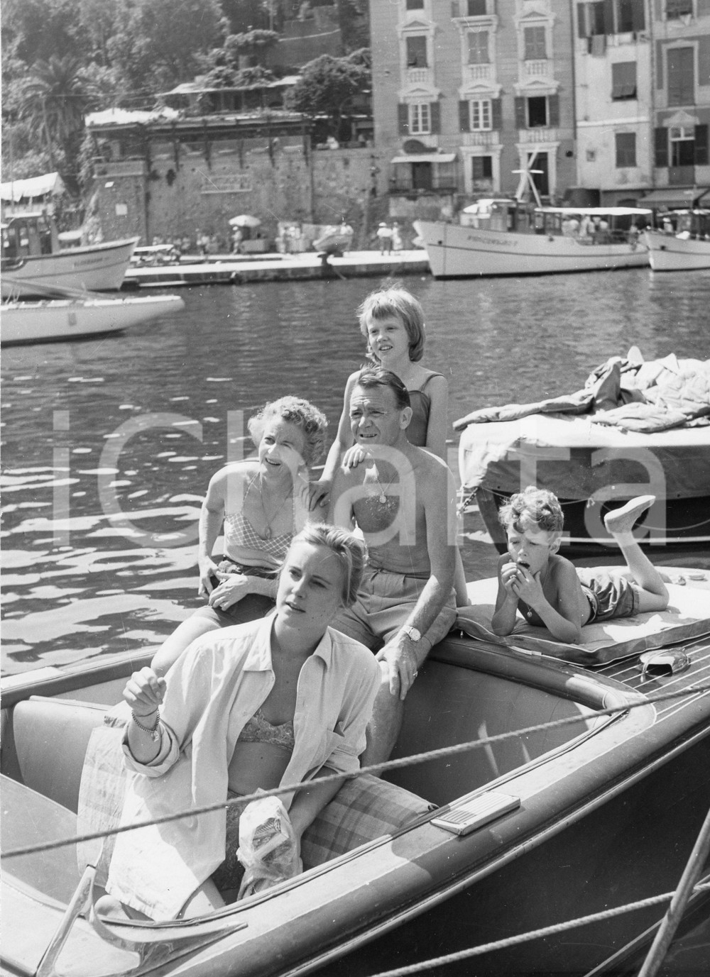 1958 PORTOFINO John MILLS in barca con Mary Hayley BELL e figli - Foto 18x24 1958Fotografia vintage rara d'epoca.Timbro archivio Publifoto Genova al verso.FORMATO: 18x24 cm CONDIZIONI: G ICHARTA mette in vendita le stampe vintage della collezione Publifoto Genova, per la maggior parte inedita o in tiratura di pochi esemplari. Si tratta di un'ottima opportunit&agrave; di investimento per i collezionisti di fotografie d'epoca.    originale e autentica 1