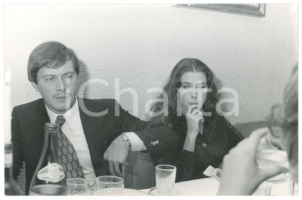 Fotografia d epoca originale 1975 ca ITALIA  COSTUME Adalberto Maria MERLI con fidanzata  Foto 30x20 cm 1