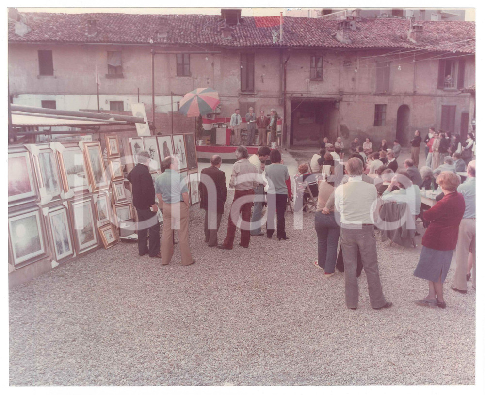 Fotografia d epoca originale 1975 ca MILANO Cascina CASE NUOVE  PSI Festa Avanti!  Discorso Walter ARMANINI 1